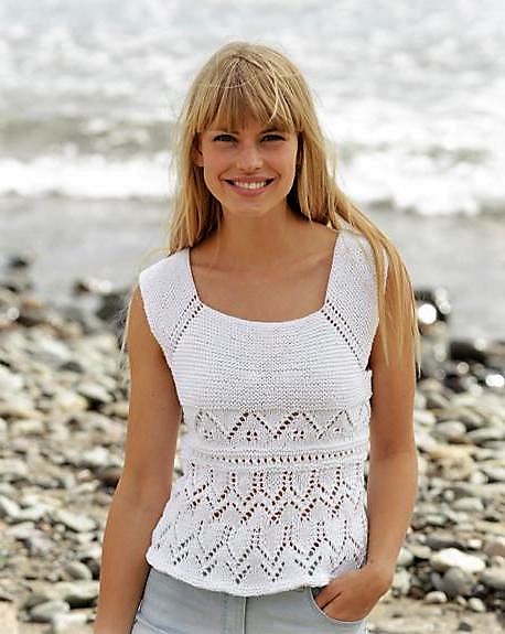 Short knitted T-shirt top for women, made of medium-thick cotton yarn.