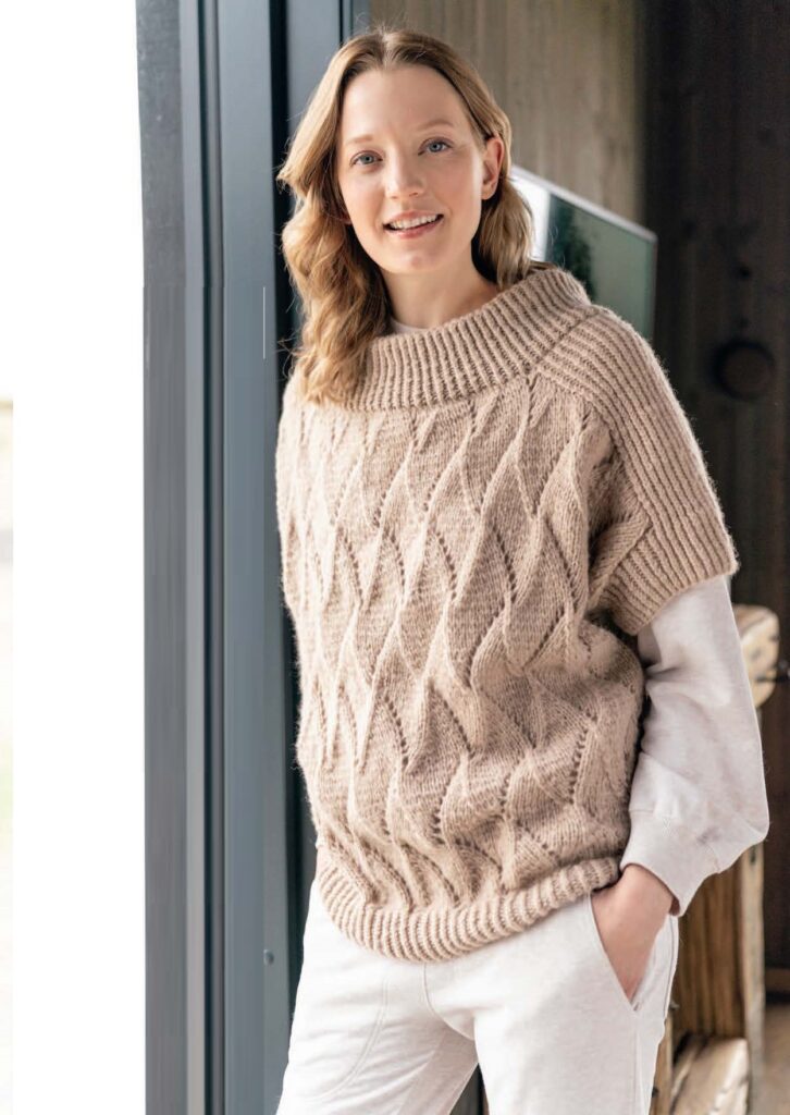 Полосатый пуловер с разрезами по бокам спицами