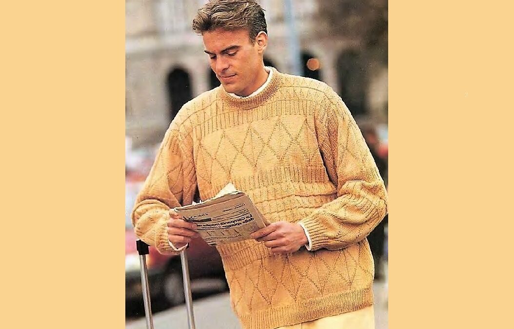 Мужской пуловер теплого цвета
