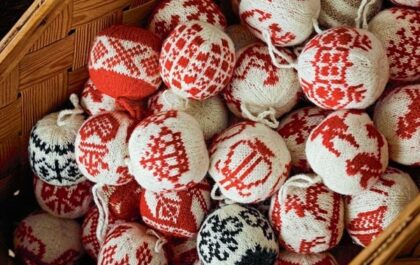 новогодний шар спицами