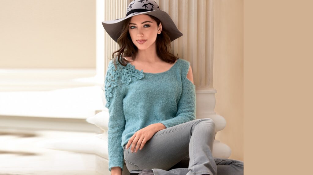 Джемпер с аппликацией из цветов