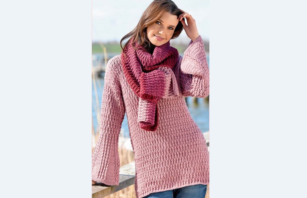 Розовый пуловер с расклешенными рукавами и шарф