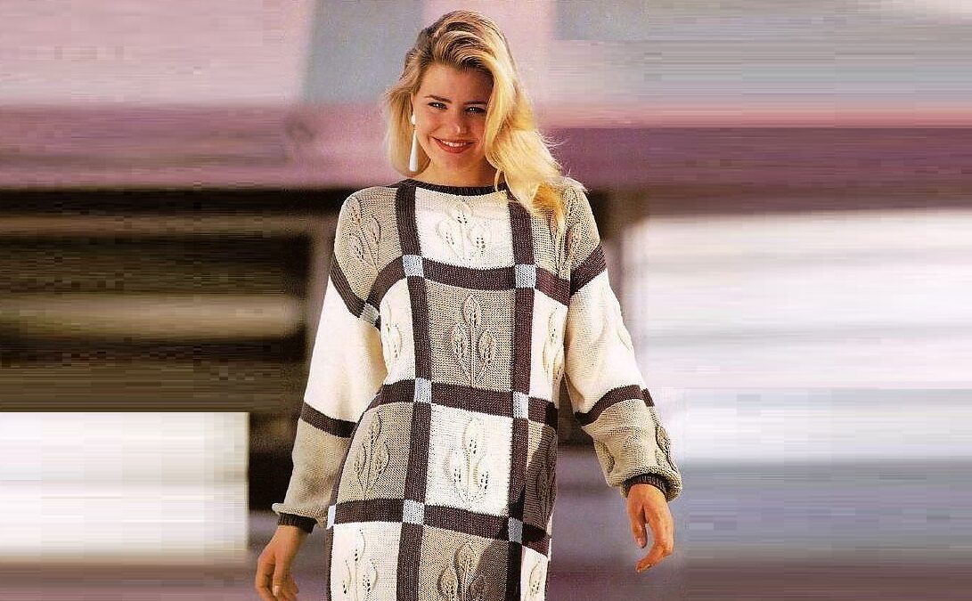 Пуловер с шахматными полосками