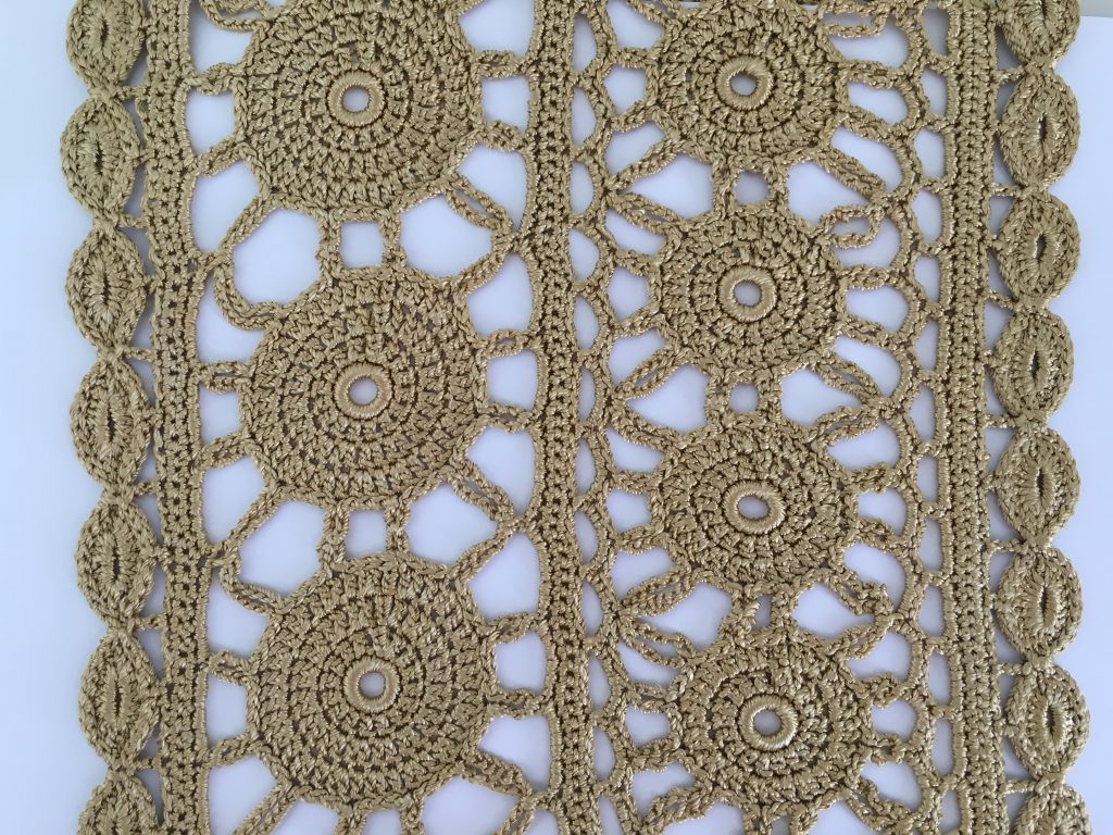 вязаное платье мотивами