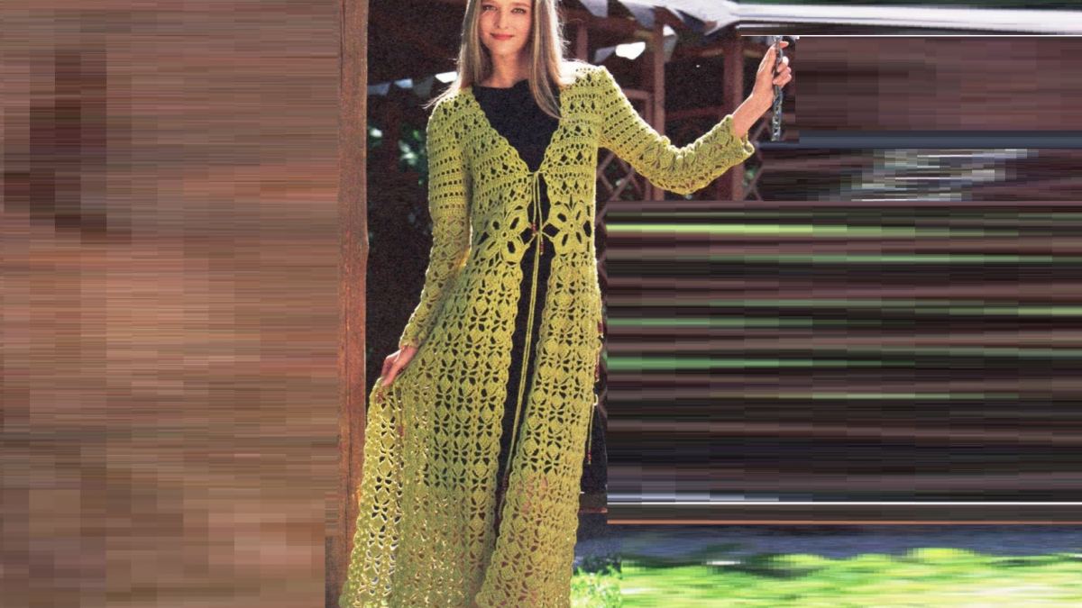Вязаное пальто с ажурным узором салатового цвета