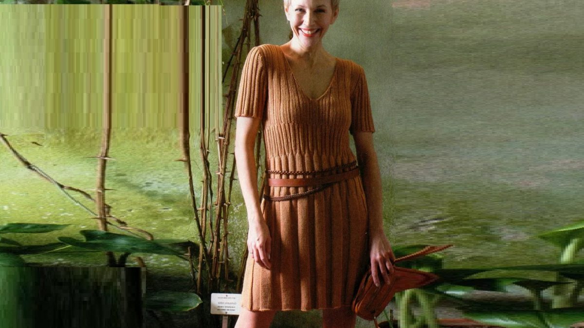 Вязаное коричневое платье