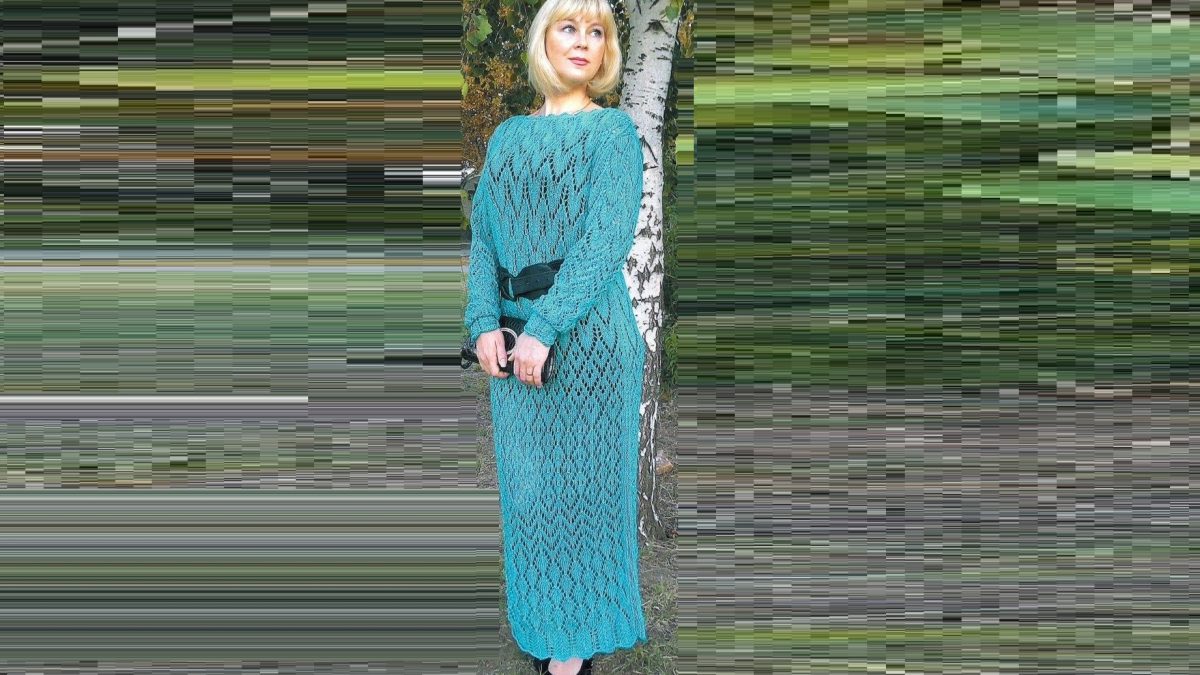 Вязаное ажурное платье спицами для женщин