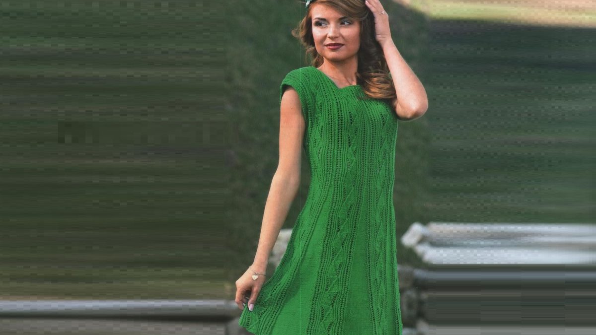 Зеленое платье с ажурными полосами
