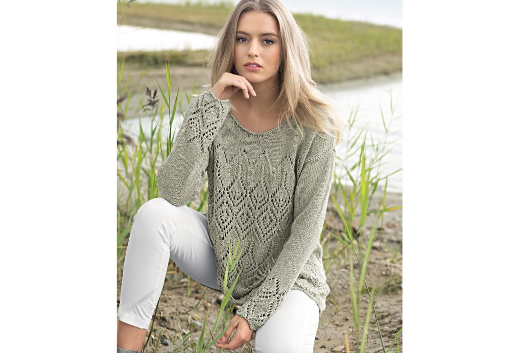 Свободный джемпер с ажурными ромбами