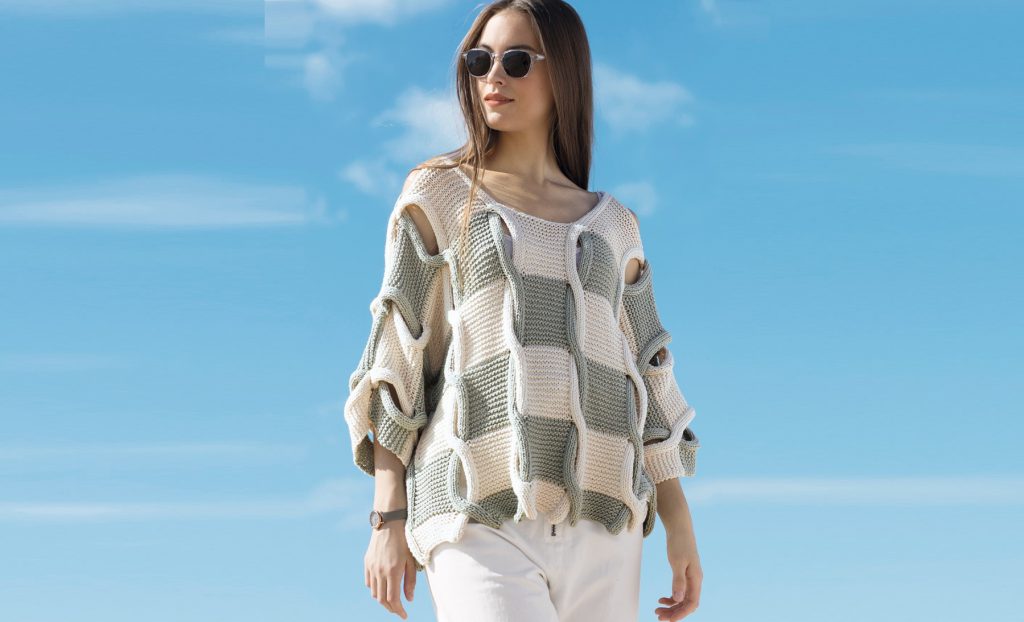 Двухцветный джемпер с «косами».