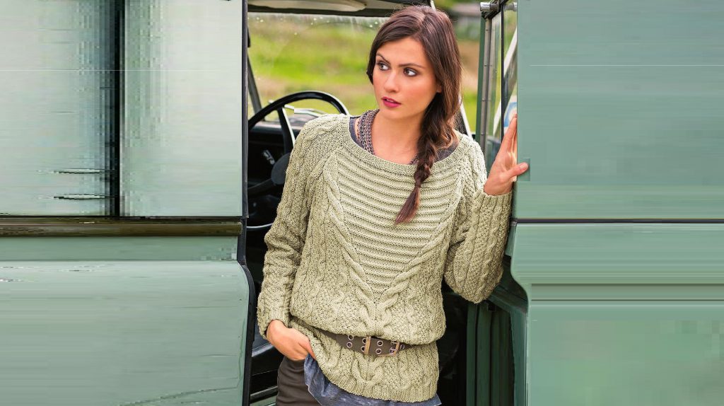 Элегантный пуловер с красивой вставкой.