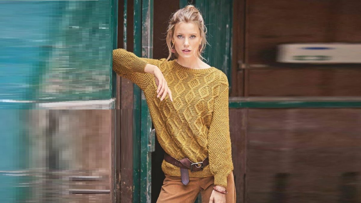 Золотисто – коричневый пуловер с узором из ромбов
