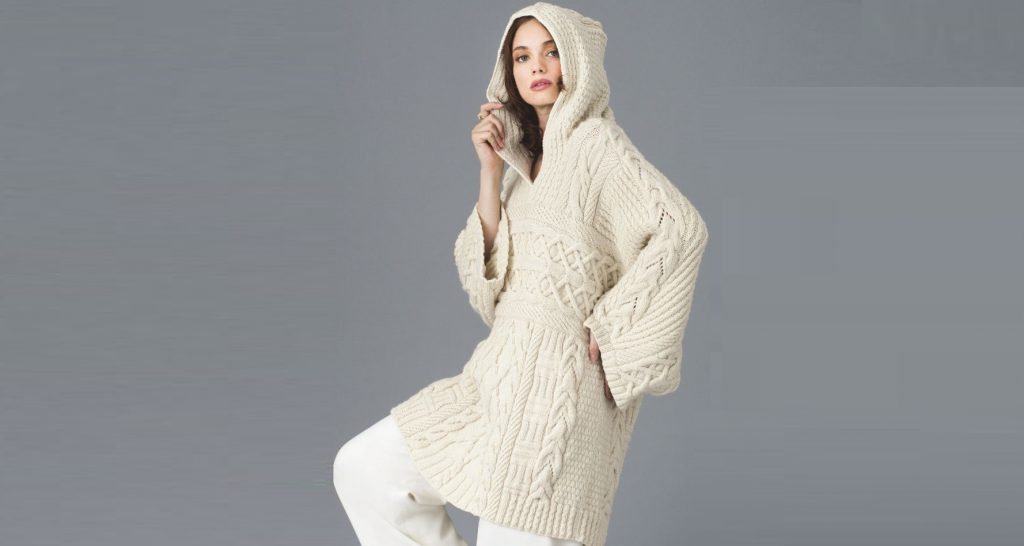 Свободный пуловер с капюшоном