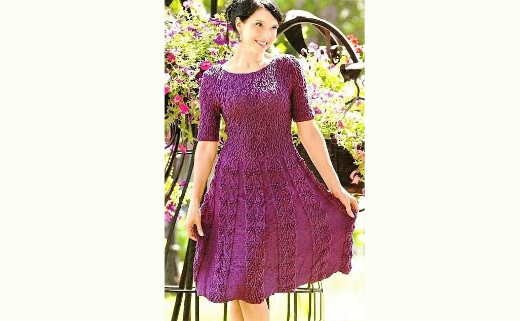 Фиолетовое платье спицами