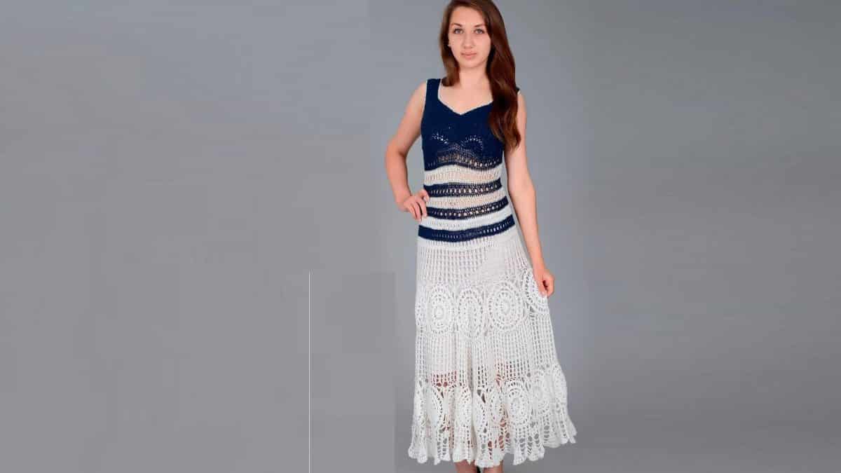 Бело-синее платье крючком