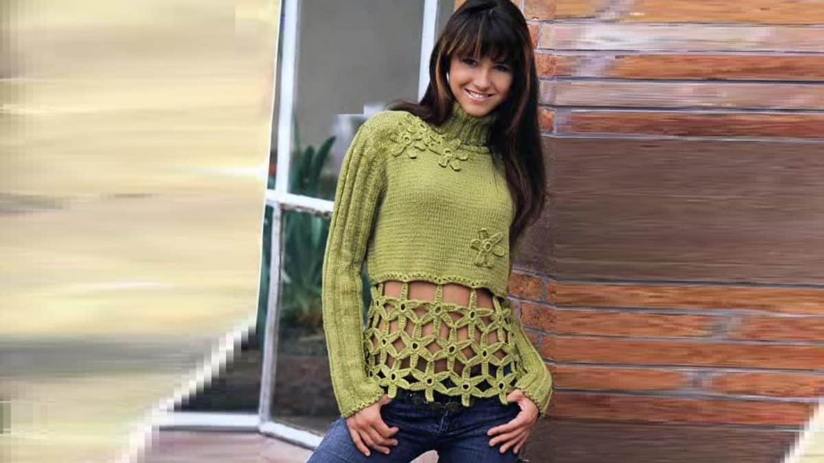 Pullover with lace flowers