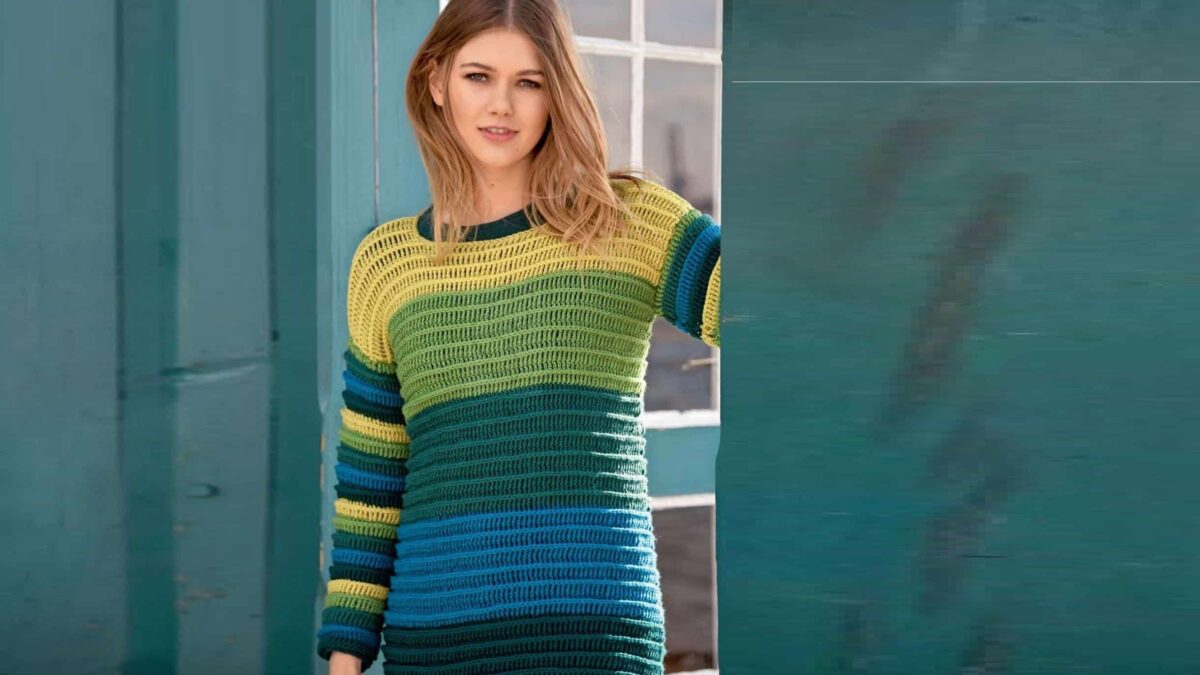 Пуловер с разноцветными полосами разной ширины.