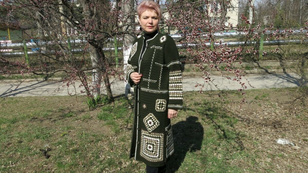 Вязаное пальто «бабушкиным квадратом»