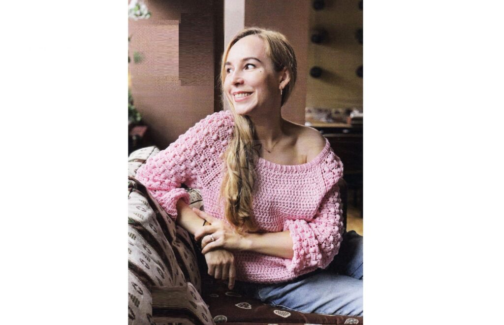 Розовый пуловер реглан