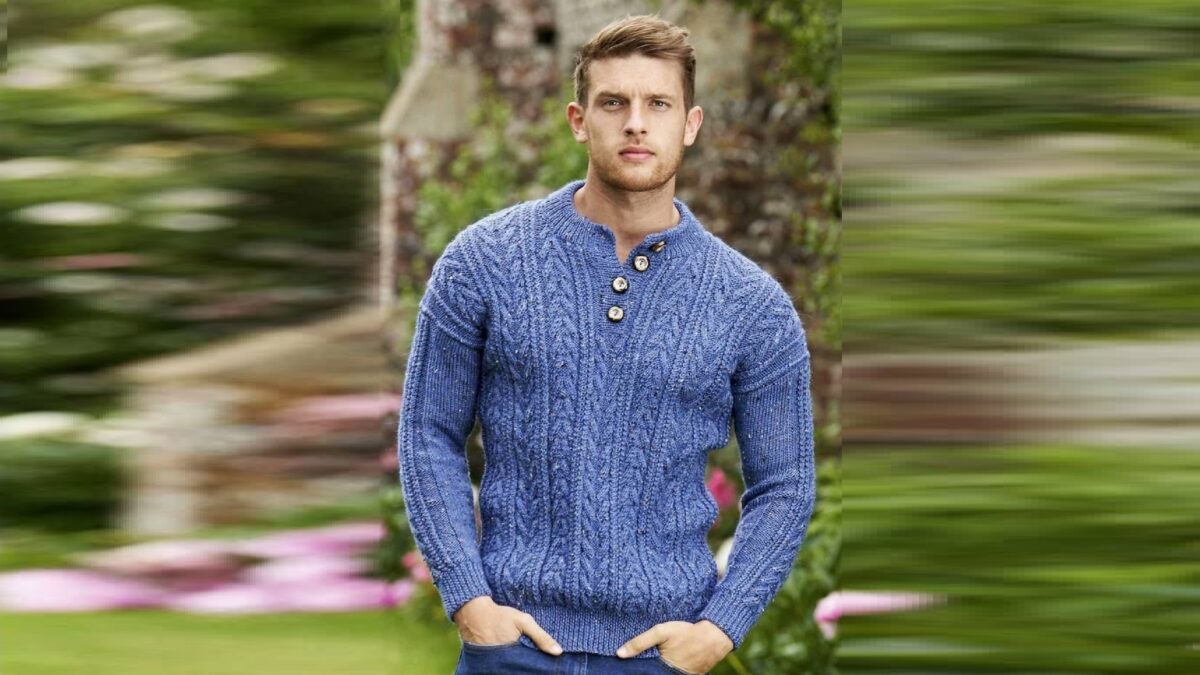 Pullover with polo clasp with braid patterns