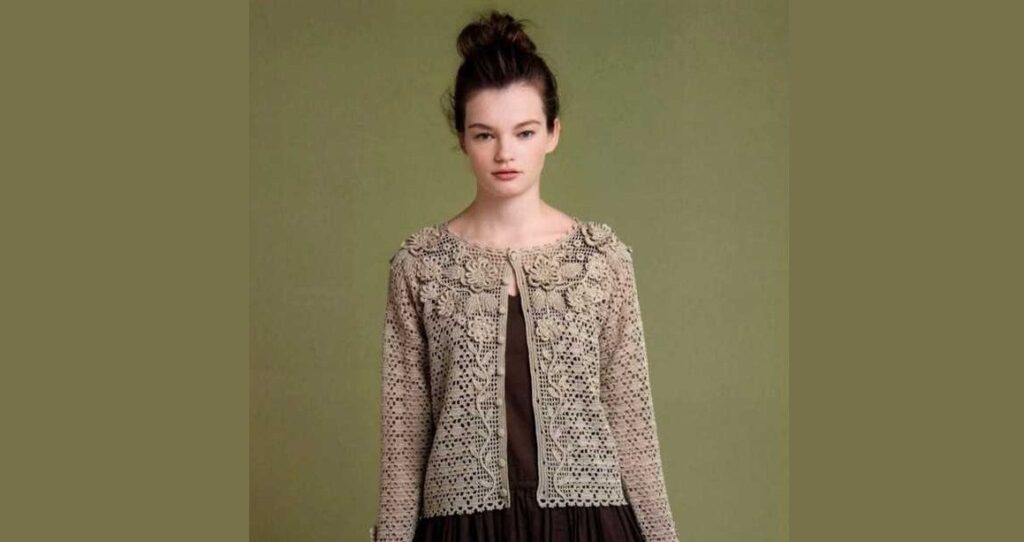 Изящный жакет в филейной технике с цветочными элементами на полочках