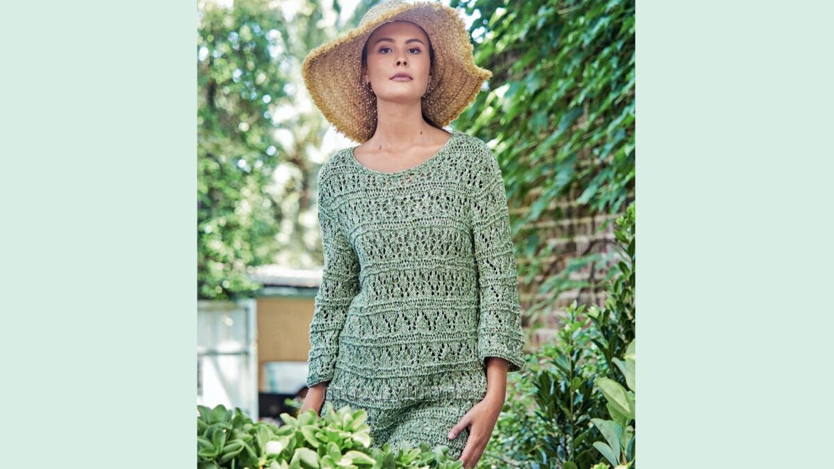 Удлиненный ажурный пуловер из зеленой меланжевой пряжи