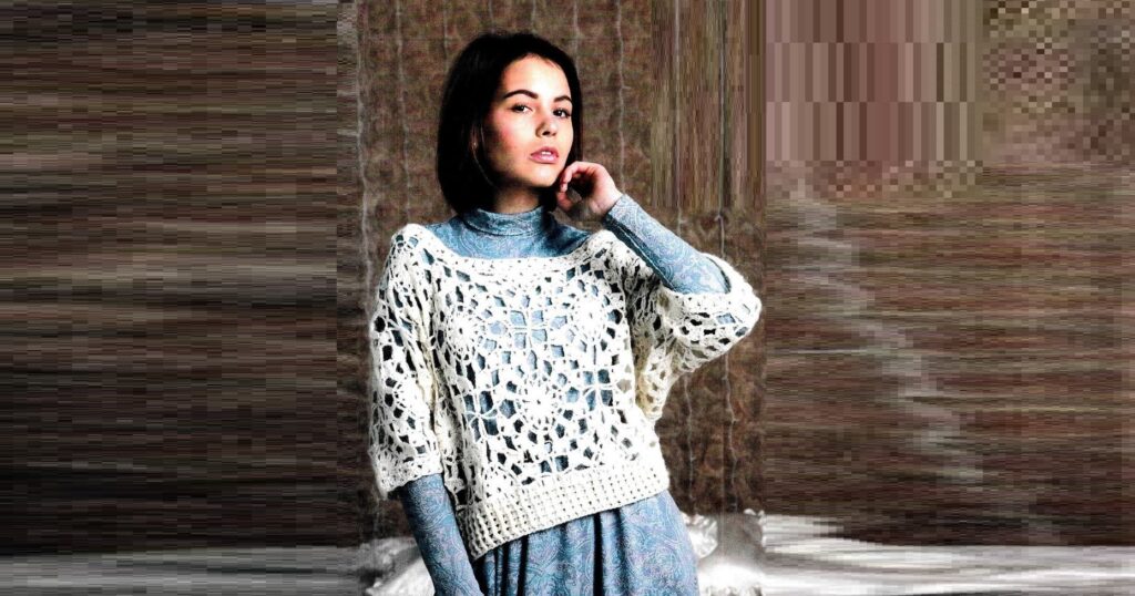 Свободный укороченный пуловер с ажурным узором крючком