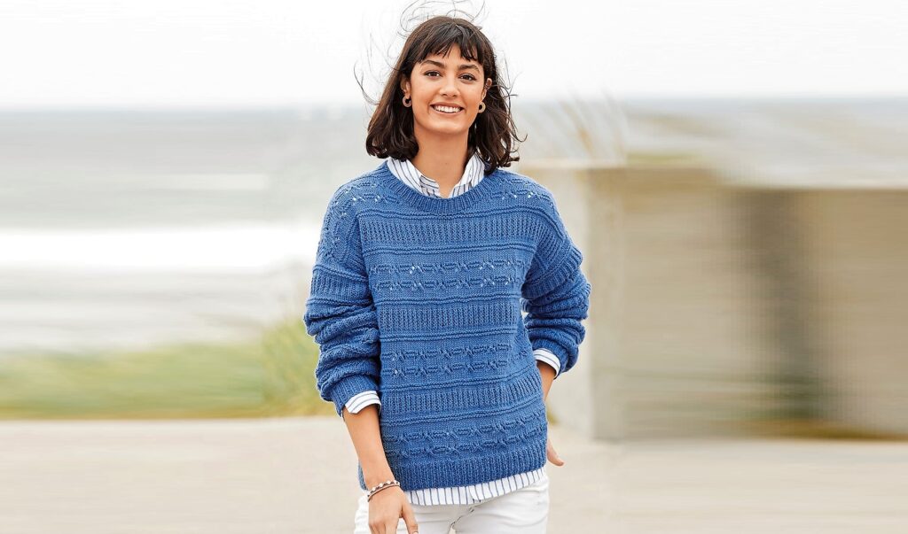 Синий пуловер с узором из разных полос