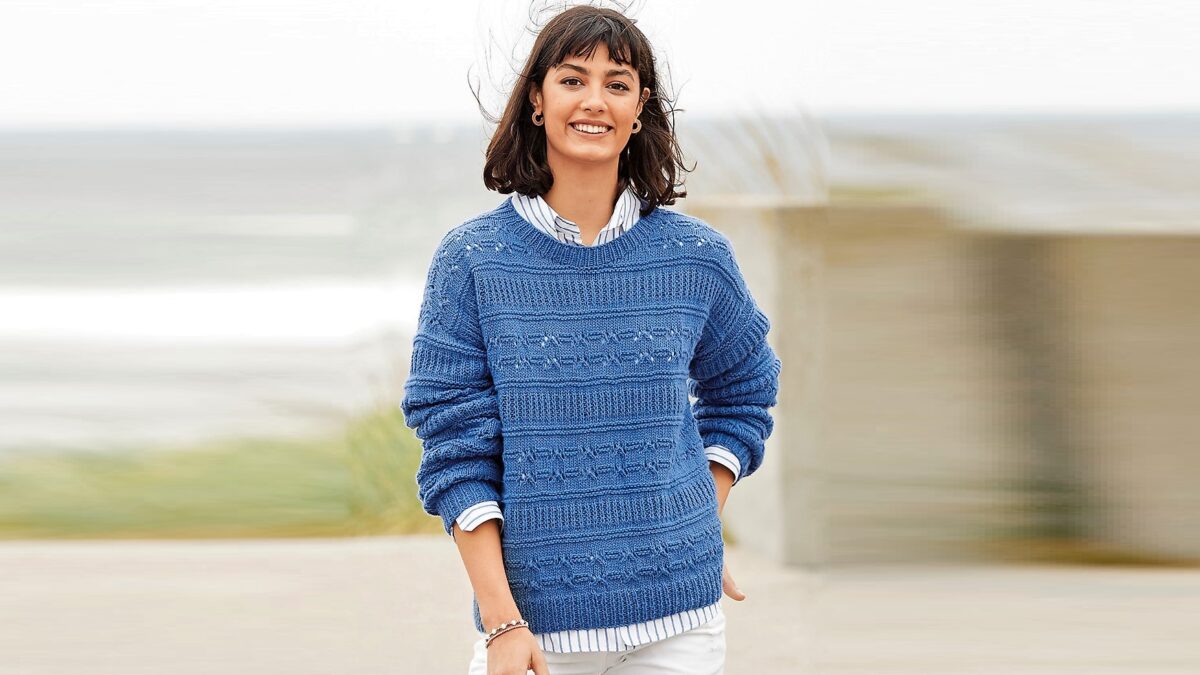 Синий пуловер с узором из разных полос