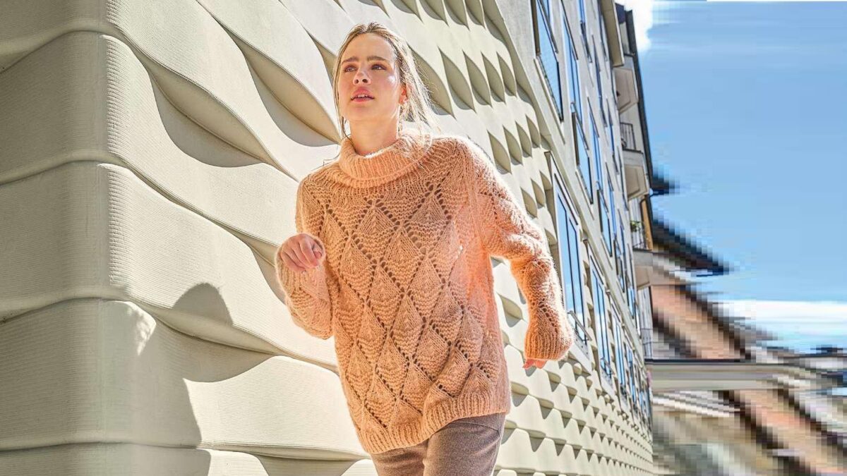 Абрикосовый пуловер с ажурными ромбами