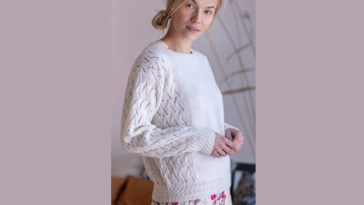 Женский пуловер с ажурной вставкой сбоку