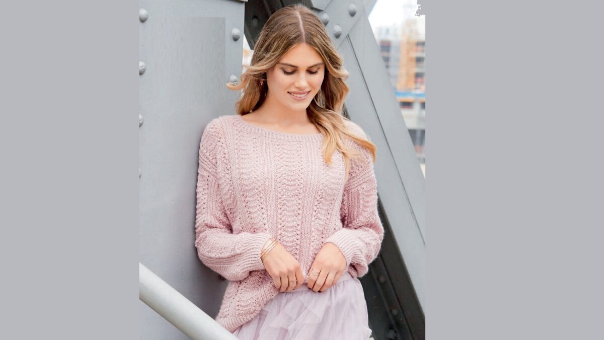 Розовый пуловер с волнистым узором из полос