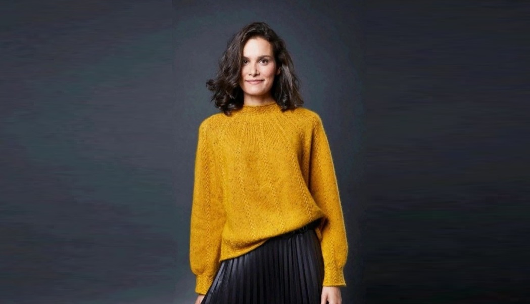 Mustard-colored jumper with a round yoke