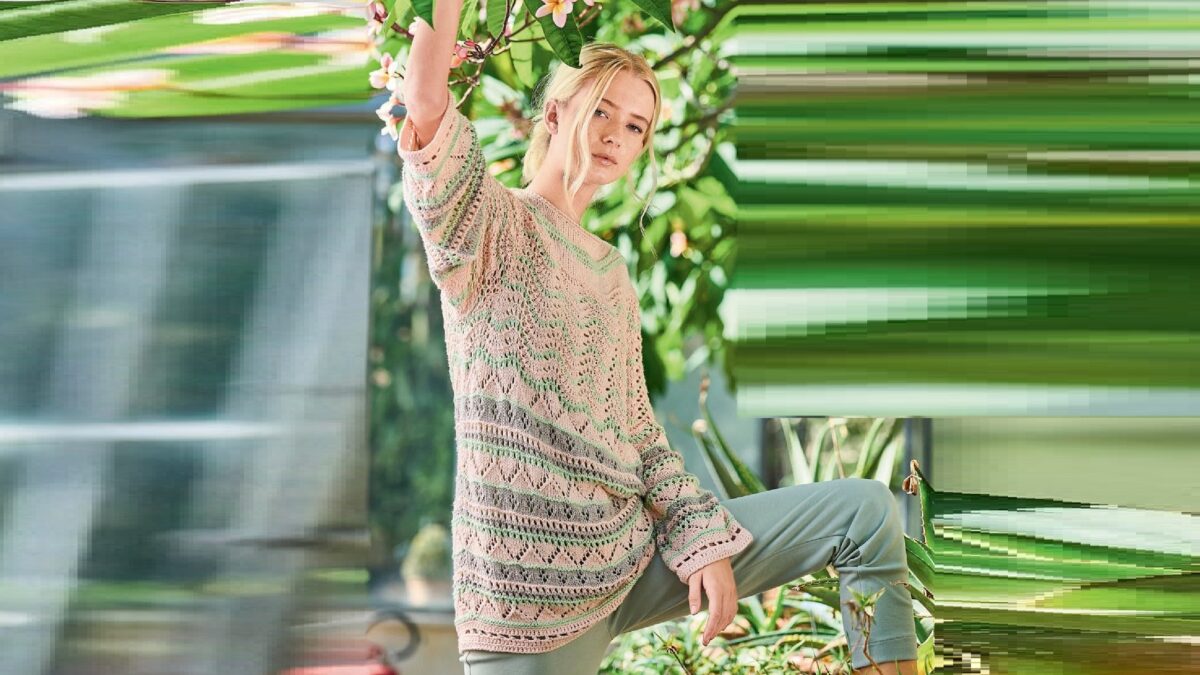 Трехцветный пуловер ажурными узорами