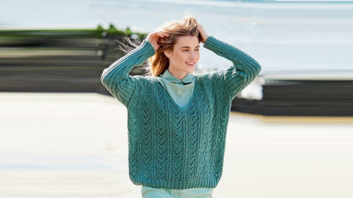 Ажурный пуловер оверсайз с V-образным вырезом