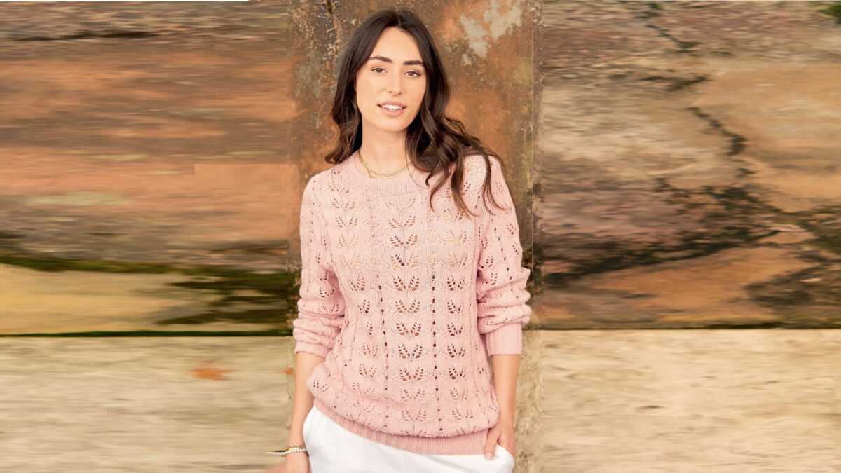 Розовый пуловер с узором из «листьев»