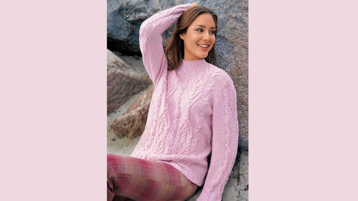 Узорчатый пуловер из розовой пряжи