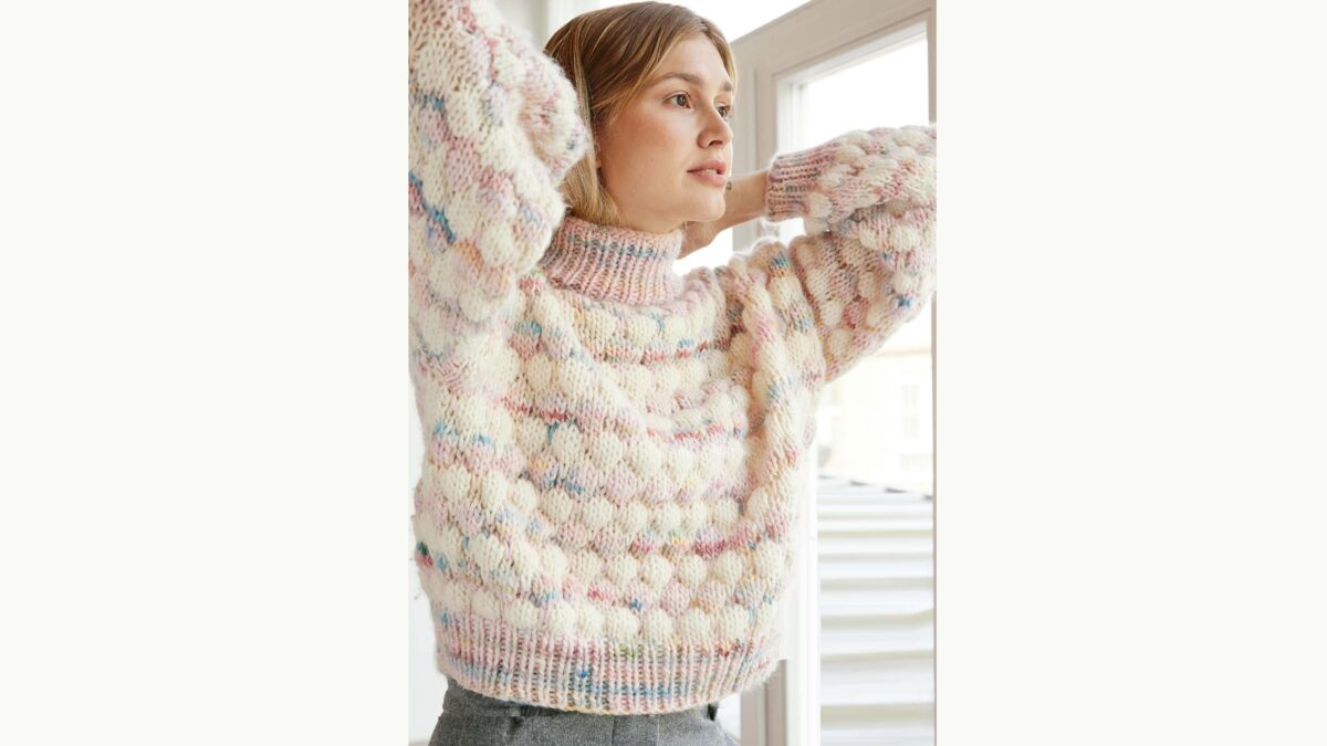 Пуловер в бело-розовых тонах