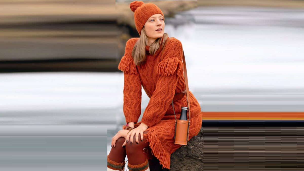 Оранжевый пуловер, юбка и шапка с узорами из «кос»