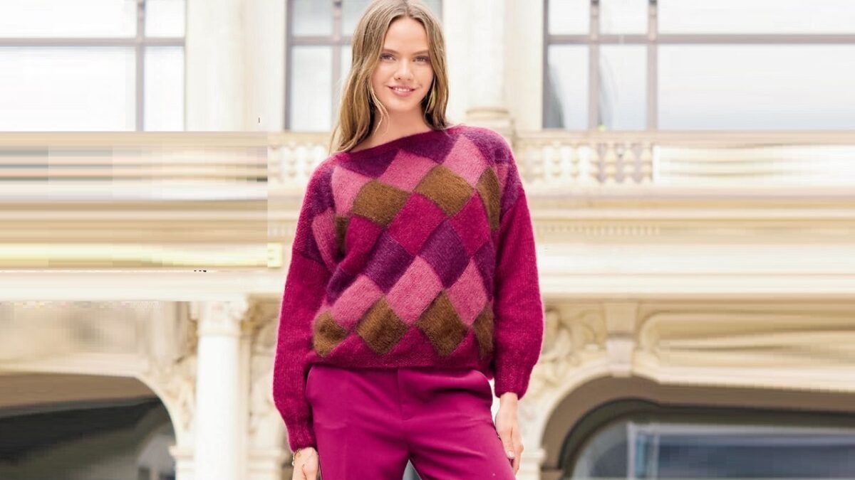 Красочный пуловер с плетеным узором