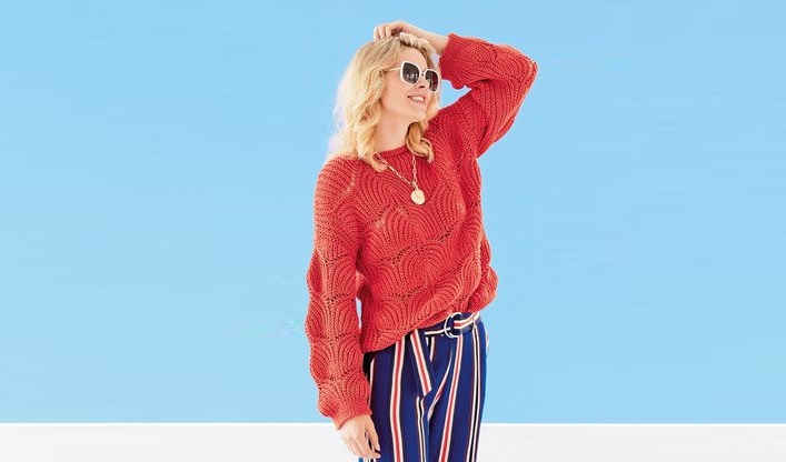 Bright pullover with openwork patent pattern