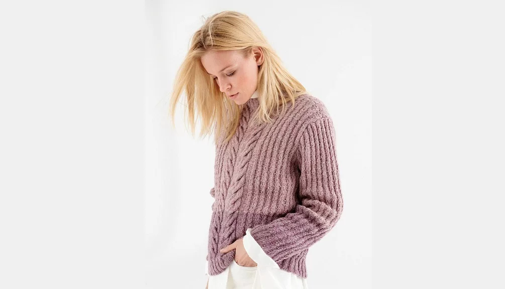 Pullover with a cable pattern made of two colors of yarn