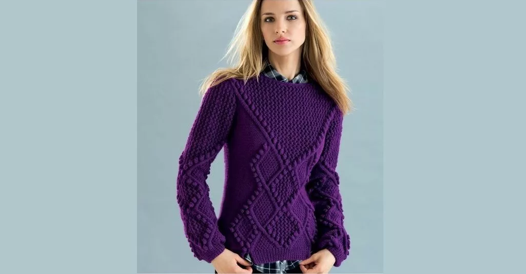 Стильный фиолетовый пуловер  с шишечками.