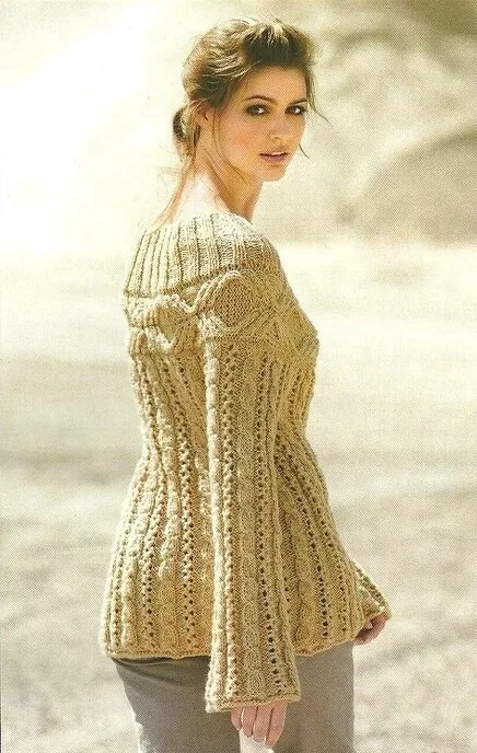Теплый расклешенный пуловер с поперечной кокеткой из кос