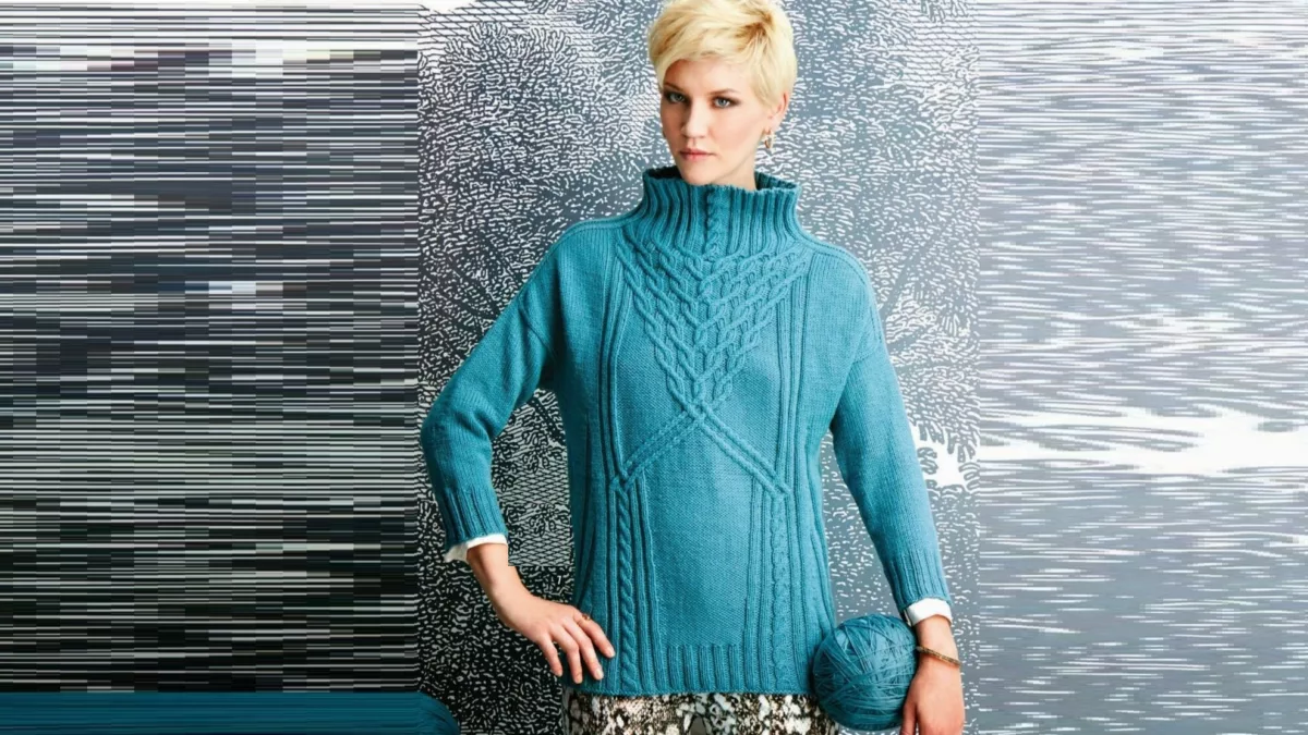 Голубой пуловер с воротником-стойка и широким араном.