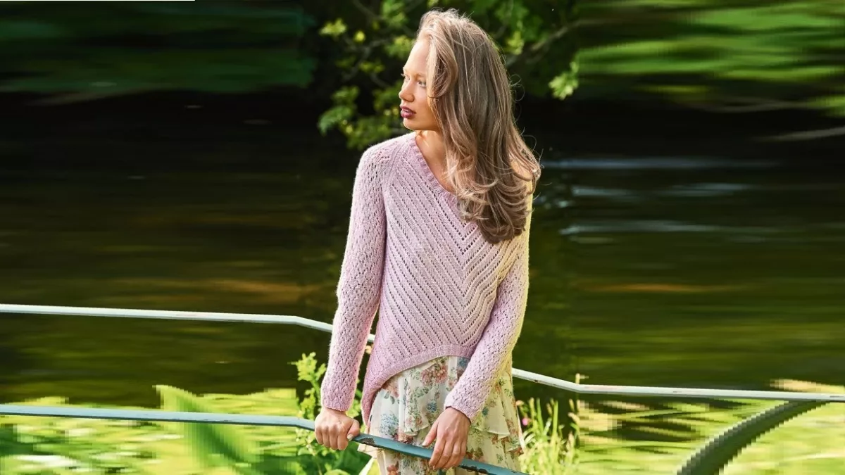 Delicate pullover with a figured bottom edge and a diagonal pattern