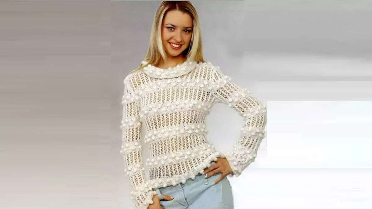 Белый кашемировый пуловер с шишечками