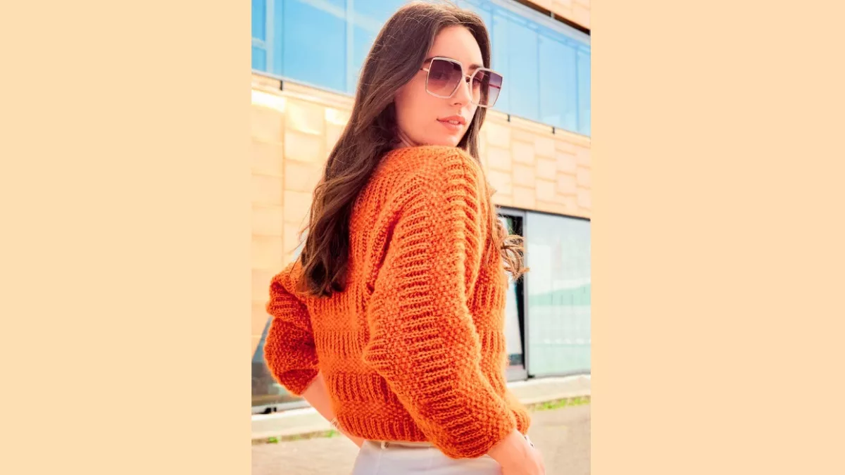 Вязаный оранжевый пуловер с рукавами «летучая мышь»