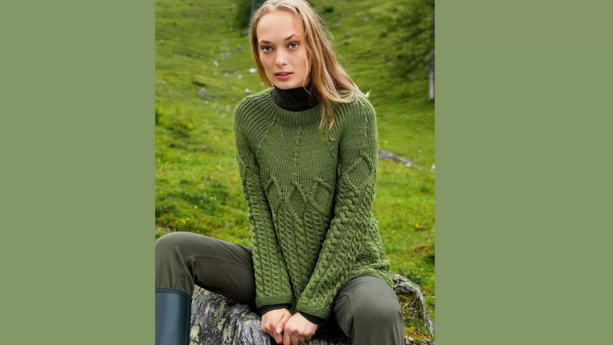 Зеленый пуловер с круглой кокеткой и «косами».