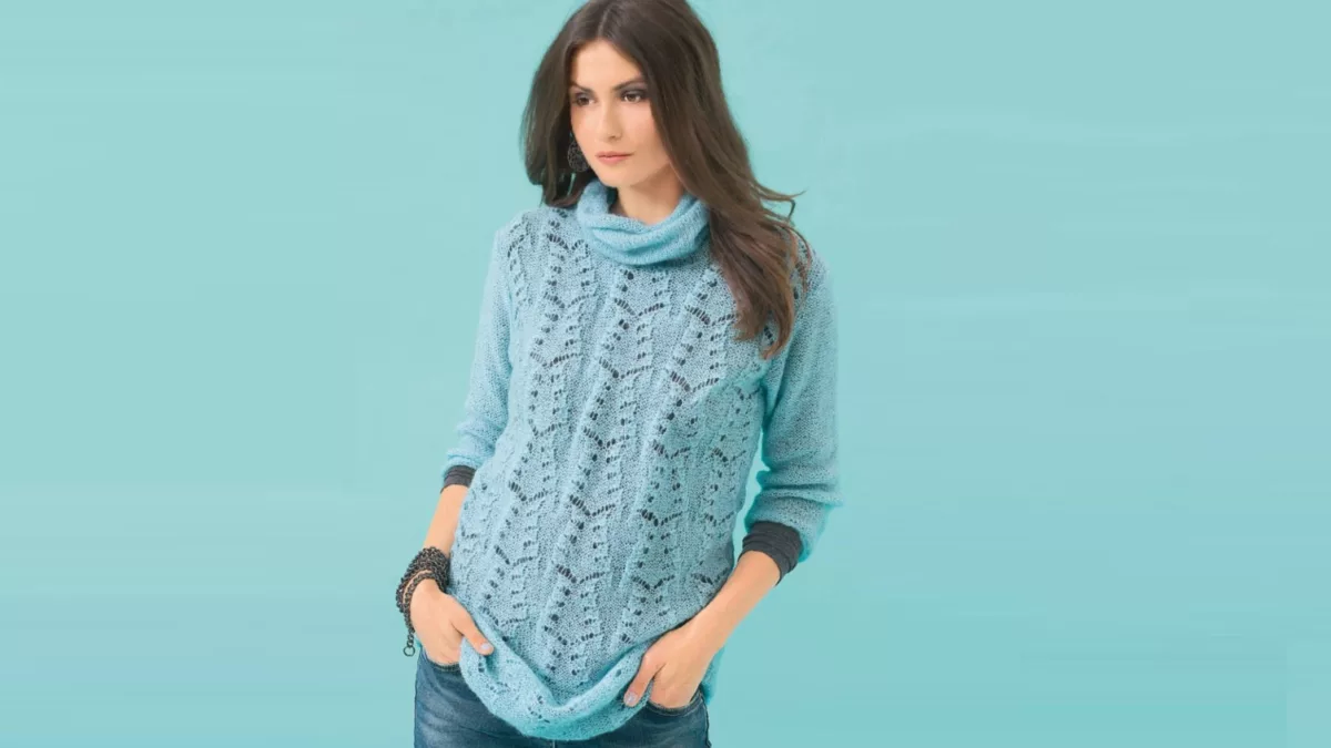 Удлиненный ажурный пуловер с воротником-хомут